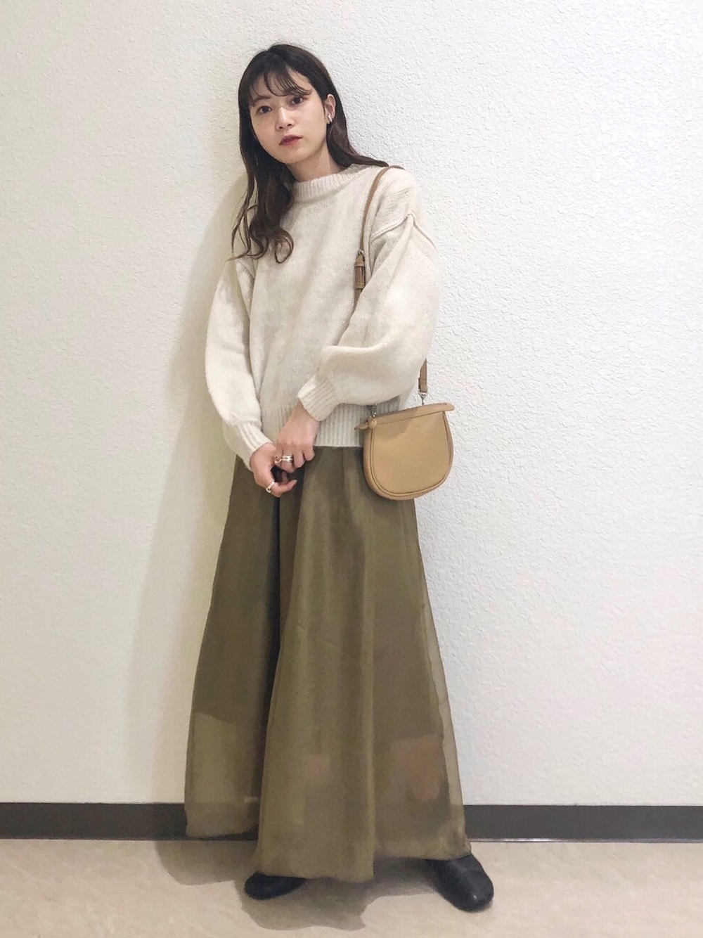 くすみグリーンのシフォンスカートにオフホワイトニットのコーデ