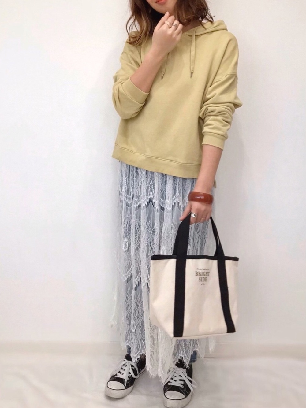 パーカーとレーススカートで大人かわいめコーデ