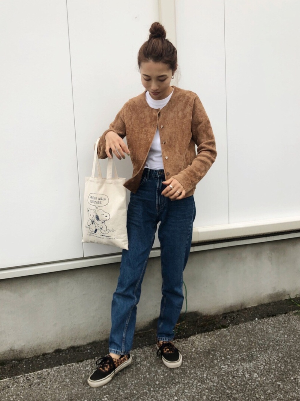 ベージュのニットにデニムパンツのコーデ