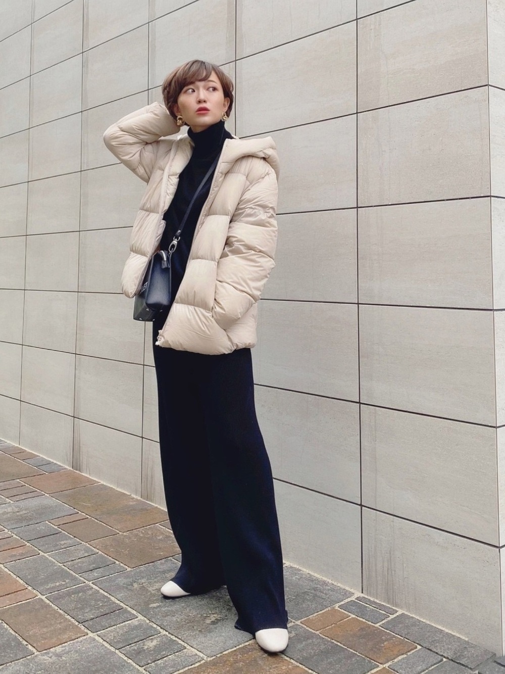 ユニクロのダウンにワイドパンツを合わせたコーデ