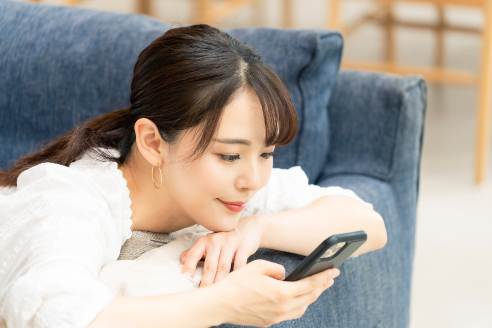 携帯電話を持つ女性
