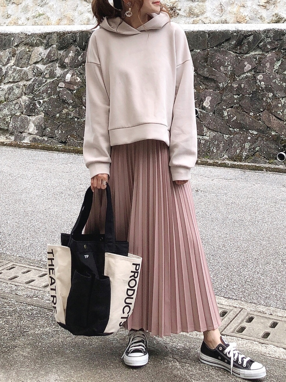 GUのパーカーにプリーツスカートを合わせたコーデ