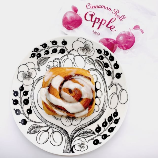 カルディの大人気シナモンロールの季節限定「アップル」が美味しい