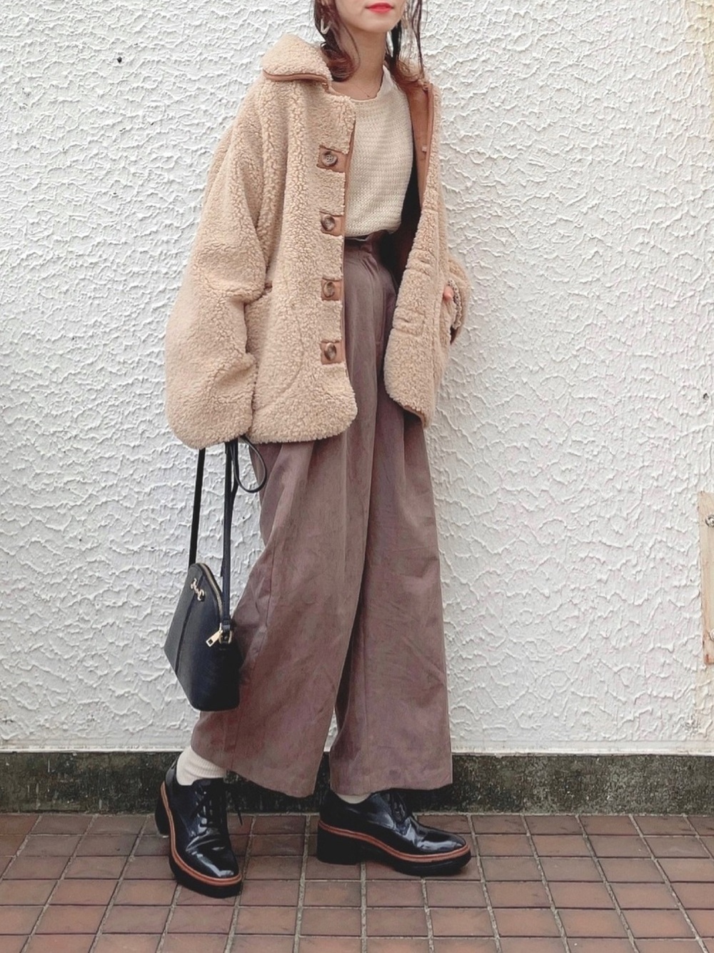 ボアブルゾンにパンツとローファーのコーデ