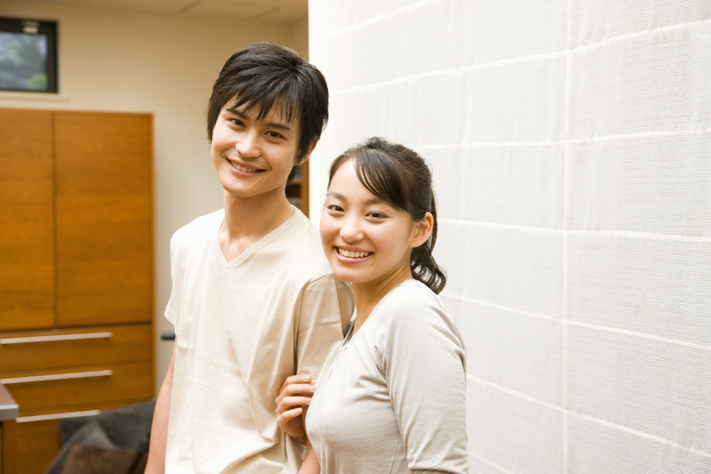 若い笑顔の男女