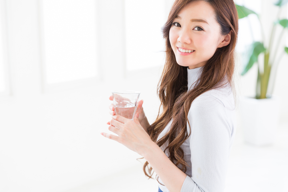 こちらを見る笑顔の女性