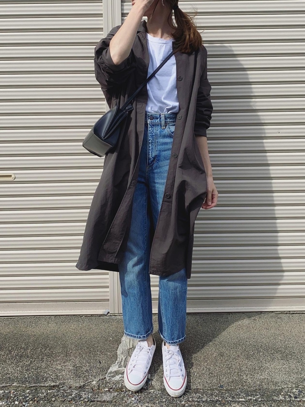 ロンTにカーディガンとデニムパンツのコーデ