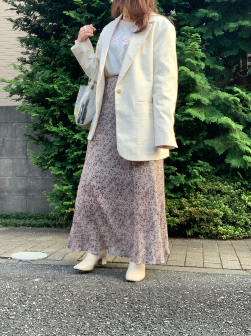 小花柄プリーツフレアスカートにジャケットのコーデ