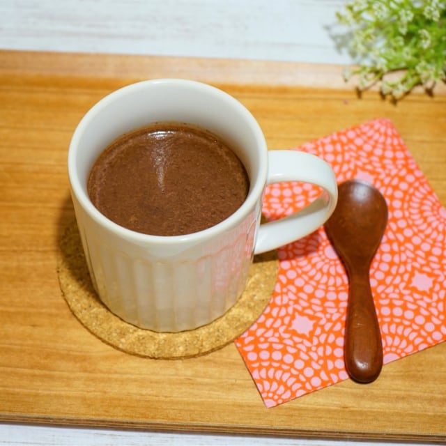 チョコレートドリンクと木のスプーン