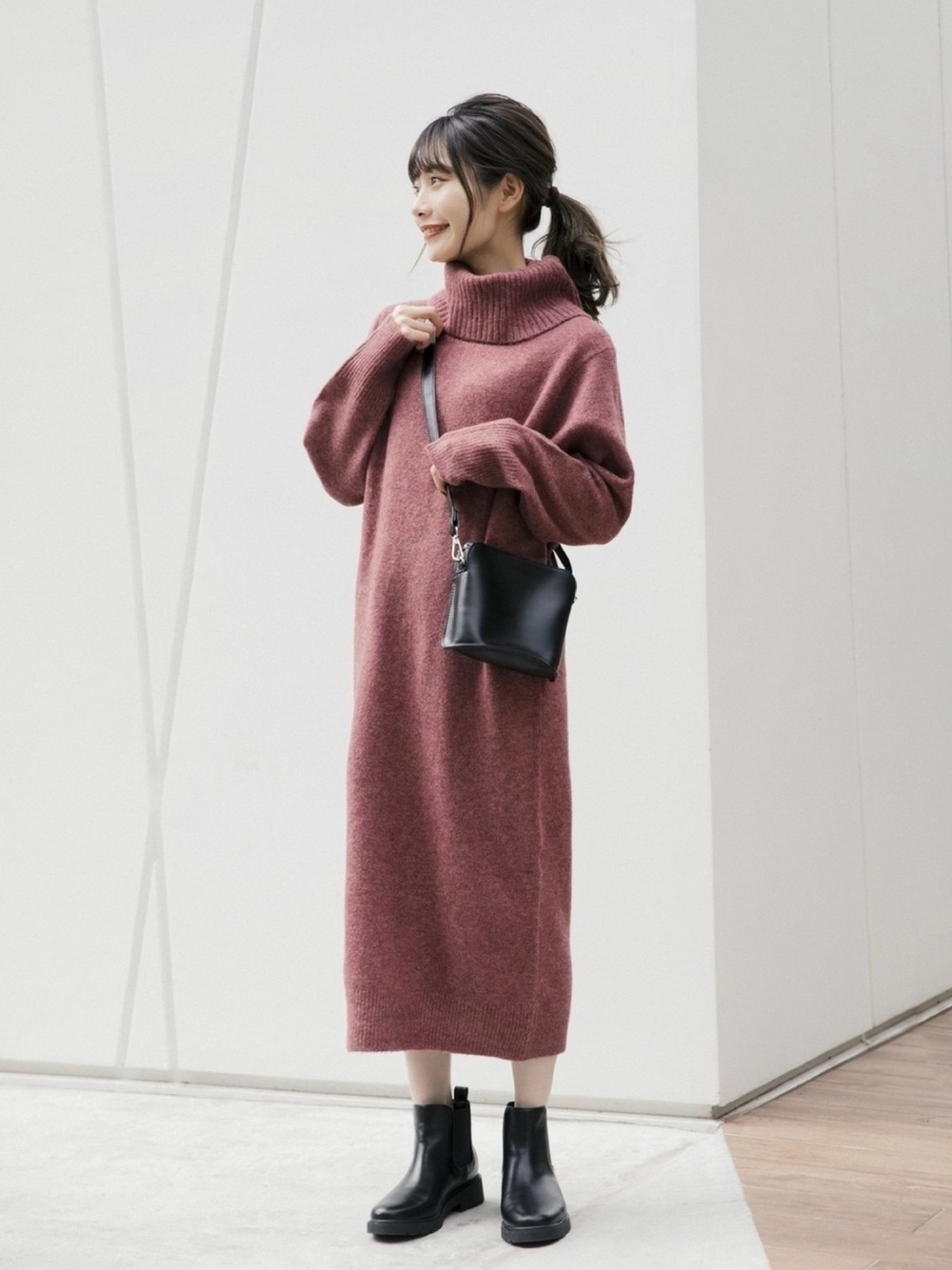 ユニクロのニットワンピースを着る女性