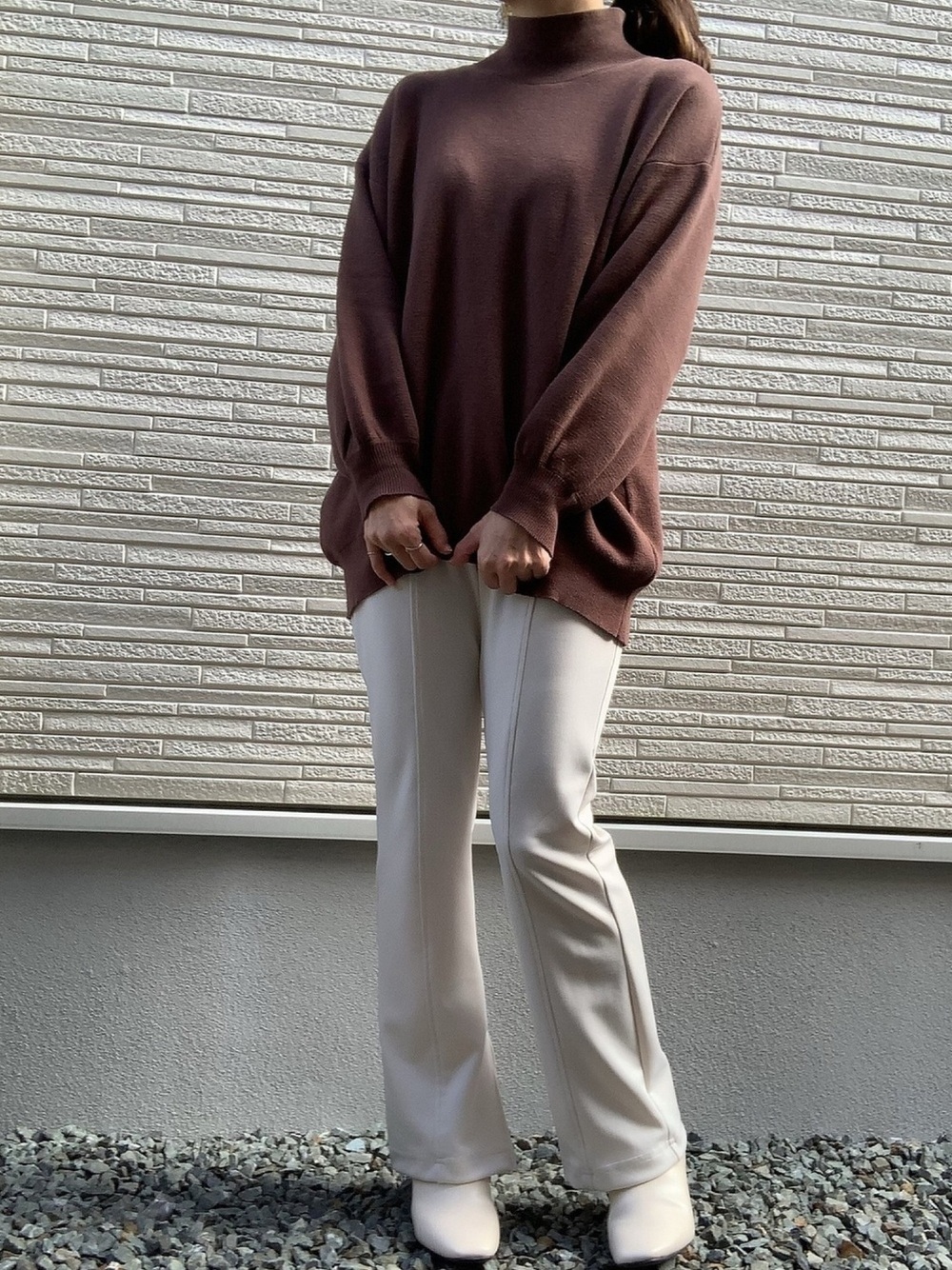ブラウンのニットにパンツのコーデ