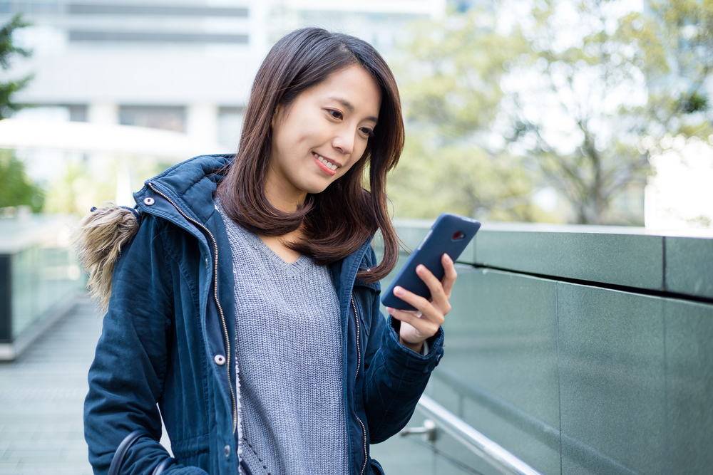携帯電話を見る女性