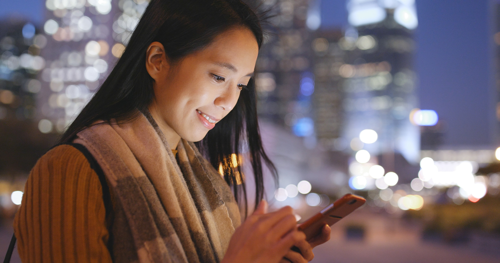 携帯電話を触る女性