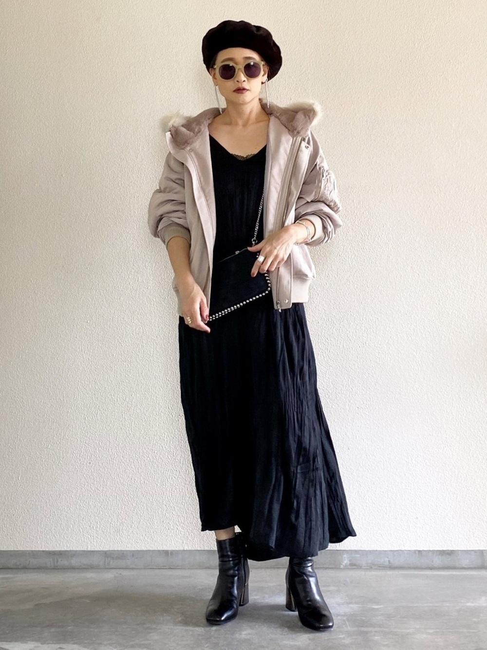 黒のワンピースにジャケットのコーデ