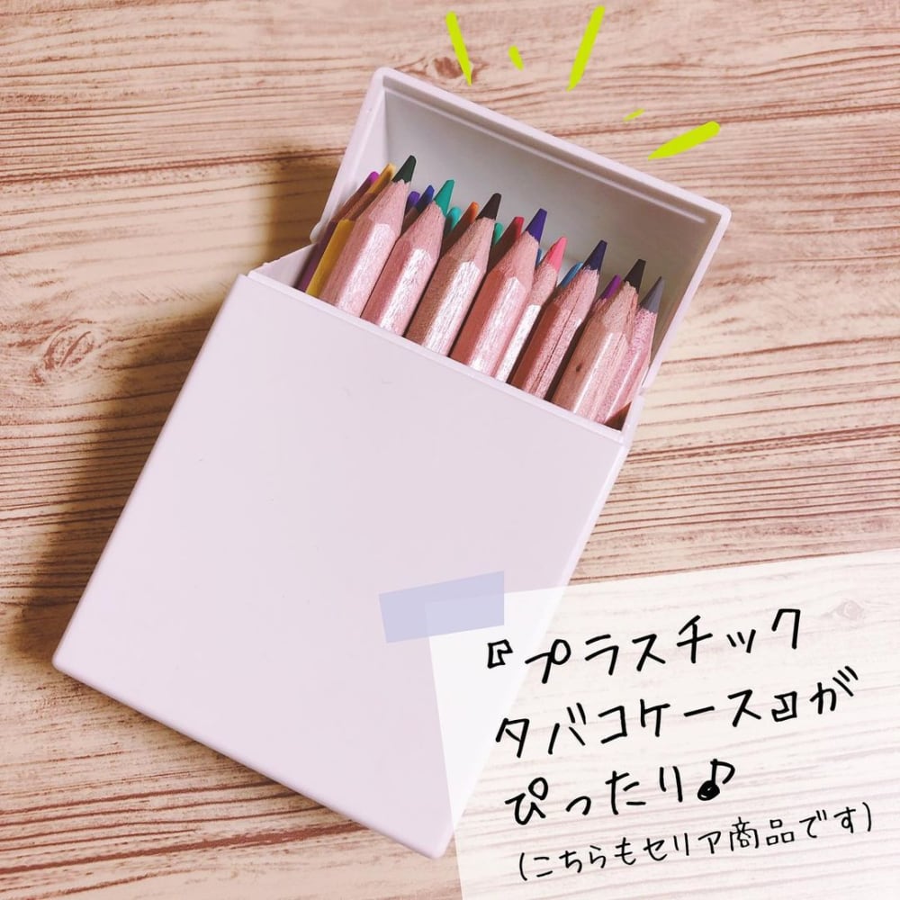セリアの色鉛筆をプラスチックタバコケースに収納している写真