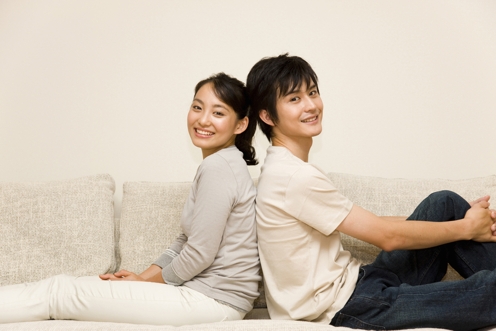 背中合わせで座る男女