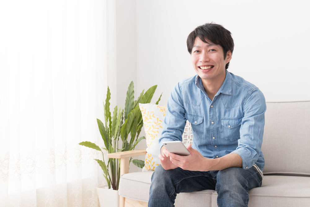 LINEする男性