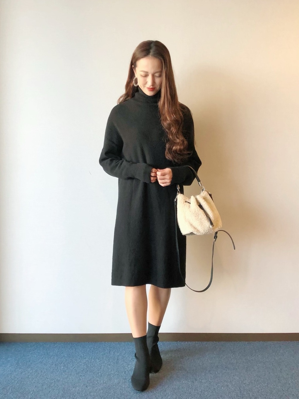 黒のワンピースに黒のブーツのコーデ