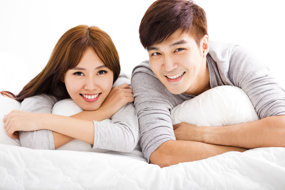 寝転がって笑顔の男女
