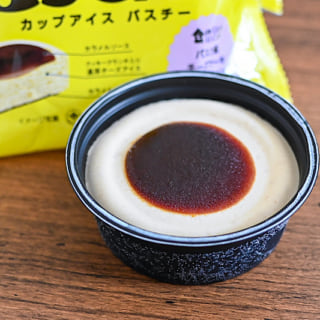 ローソンのカップアイスバスチーの開封後アップ