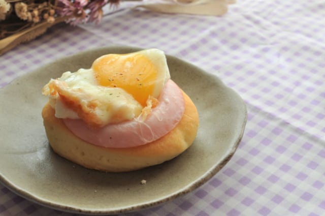 成城石井の「ホットビスケット」に卵ハムチーズ