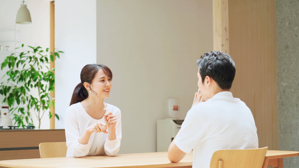 会話する男女