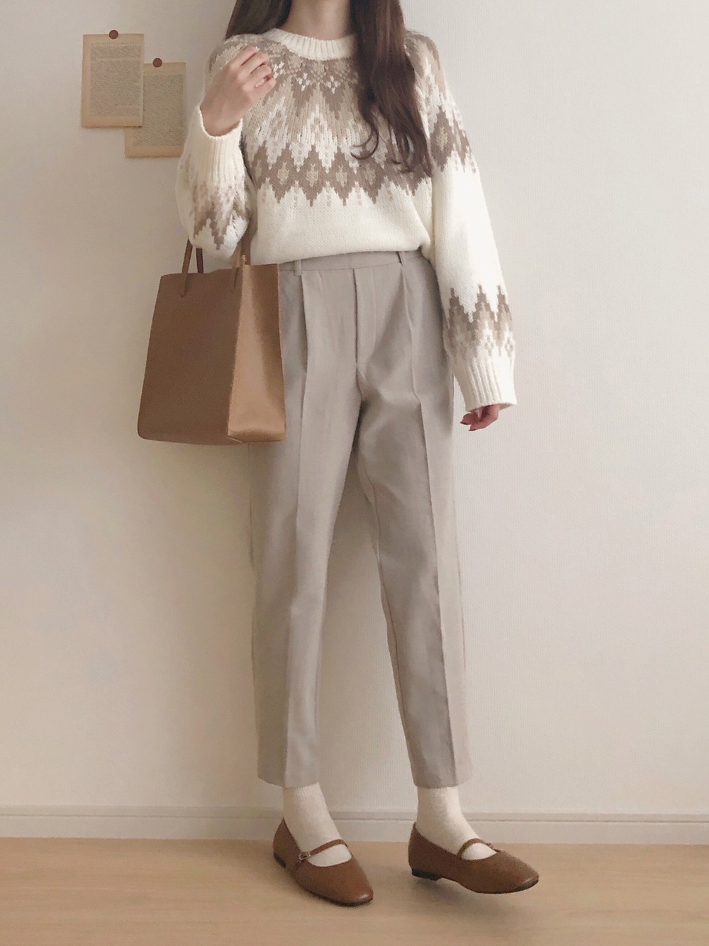 GUのフェアアイルセーターにベージュテーパードパンツのコーデ