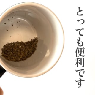 ダイソーのインスタントコーヒーキャップで測ったインスタントコーヒーがコップに入っている写真