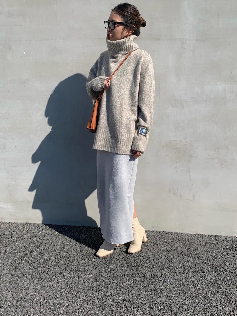 ZARAのハイネックニットセーターにベージュのロングスカートのコーデ