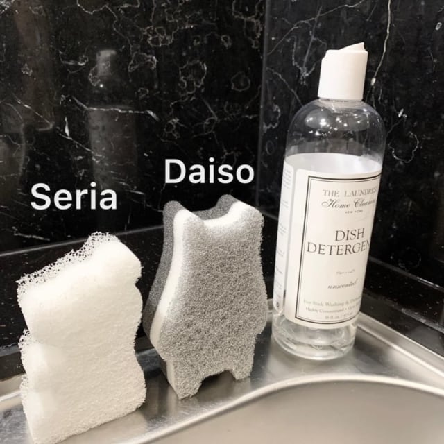 セリアとダイソーのくまスポンジをキッチンに並べている写真