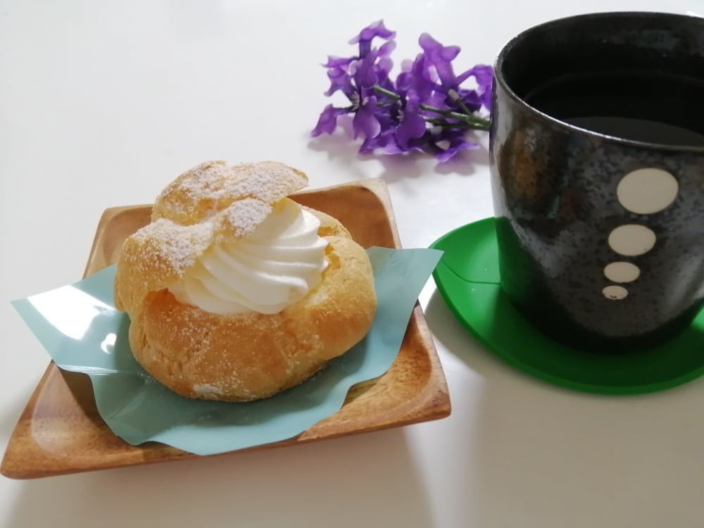 ローソンMILKシュークリームとカップ