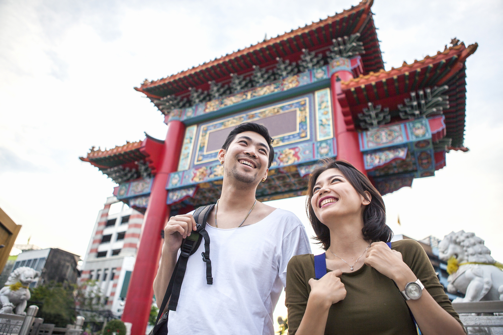 旅行中の楽しそうな男女