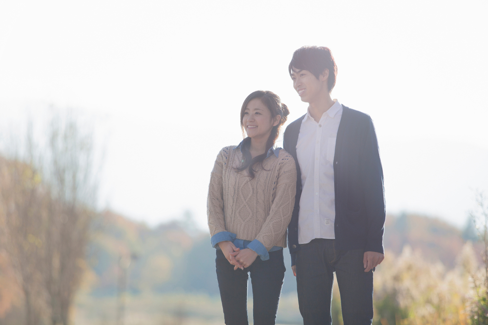 外で楽しそうにしている男女
