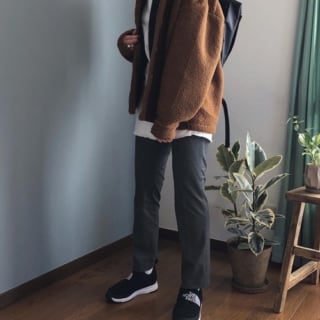 白のインナーにブラウンのボアブルゾンを羽織り、グレーパンツと黒のスニーカー、黒のリュックをコーディネート