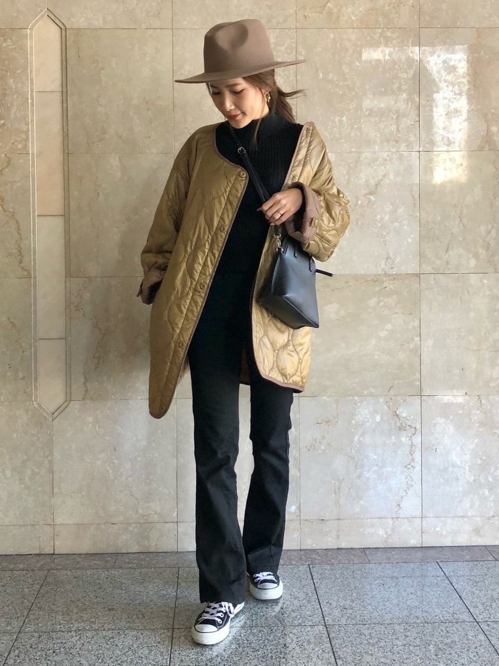 無印のニットにパンツとコートを合わせたコーデ