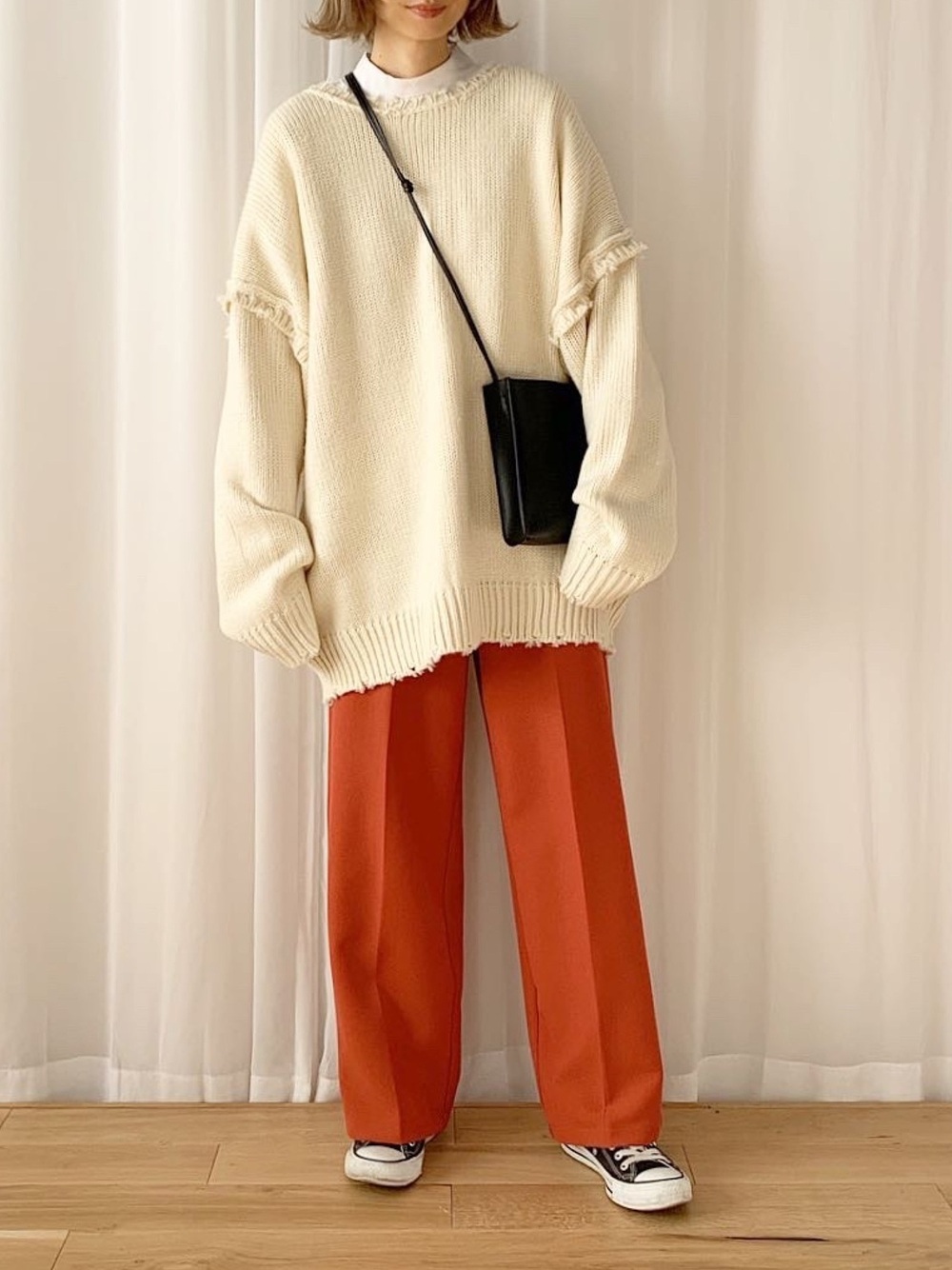ユニクロのインナーにニットとパンツを合わせたコーデ