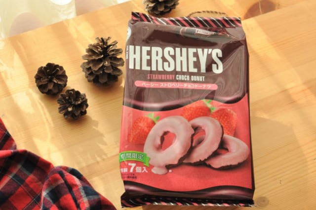 カルディの「ハーシーストロベリーチョコドーナツ」パッケージ