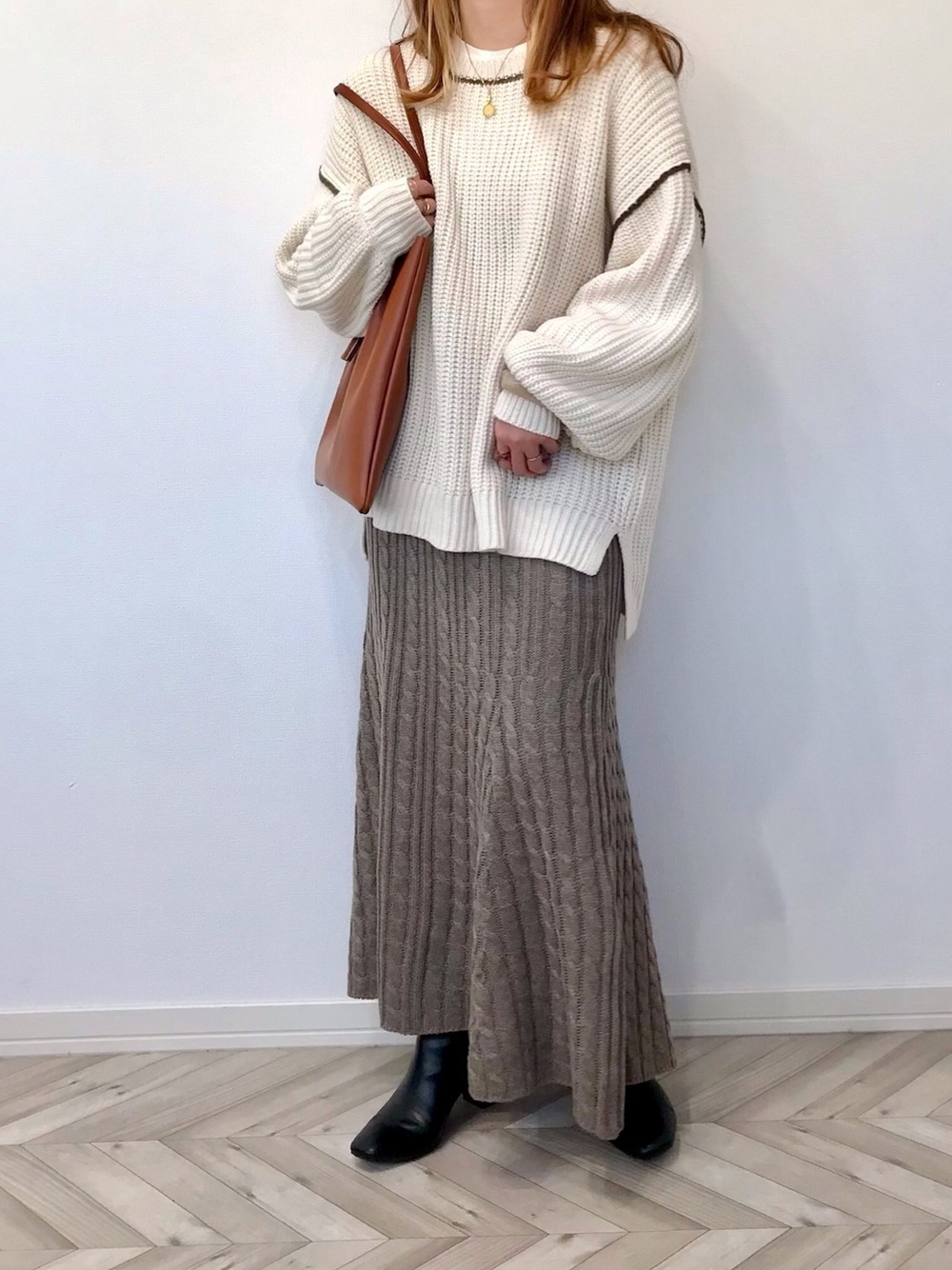パイピングニットに柄スカートのコーデ