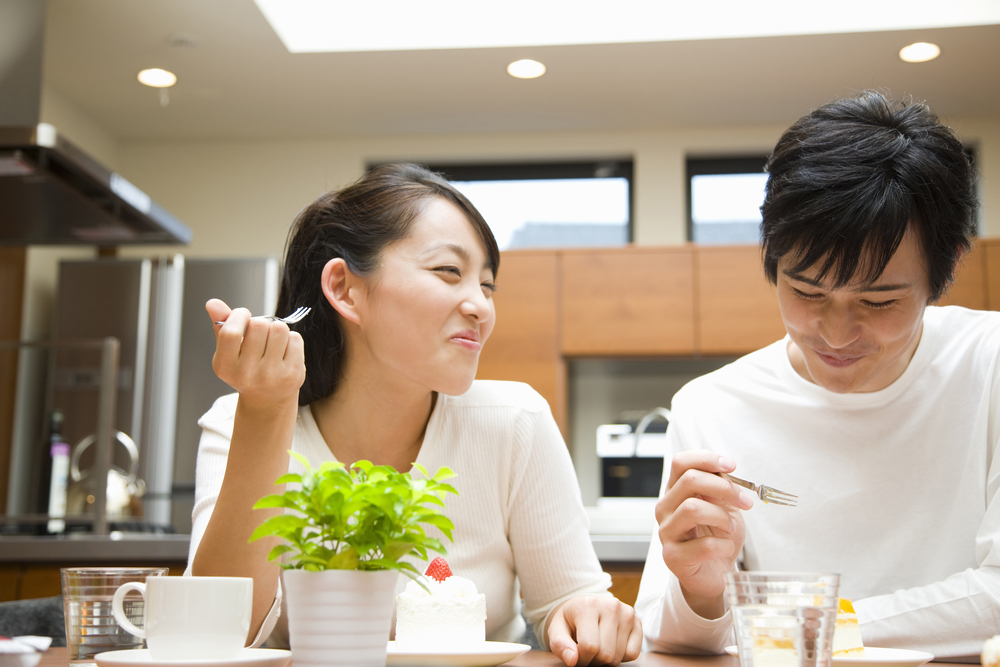 二人で楽しそうに食事している
