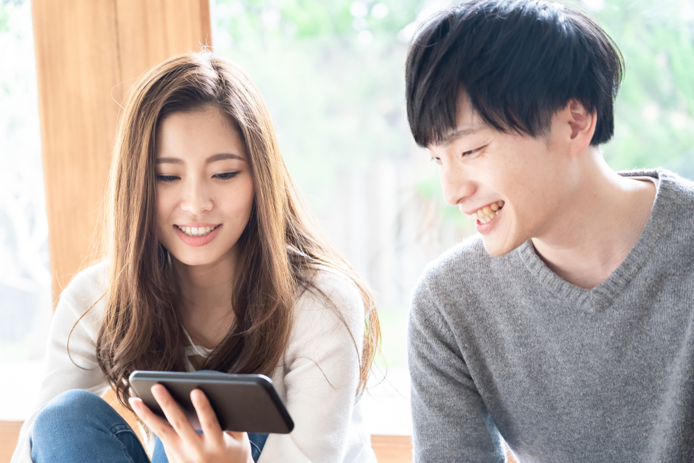 二人でスマホを見ながら会話