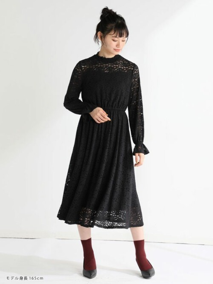 黒のハイネックレース柄ワンピに黒のパンプスと赤ソックスをコーディネート