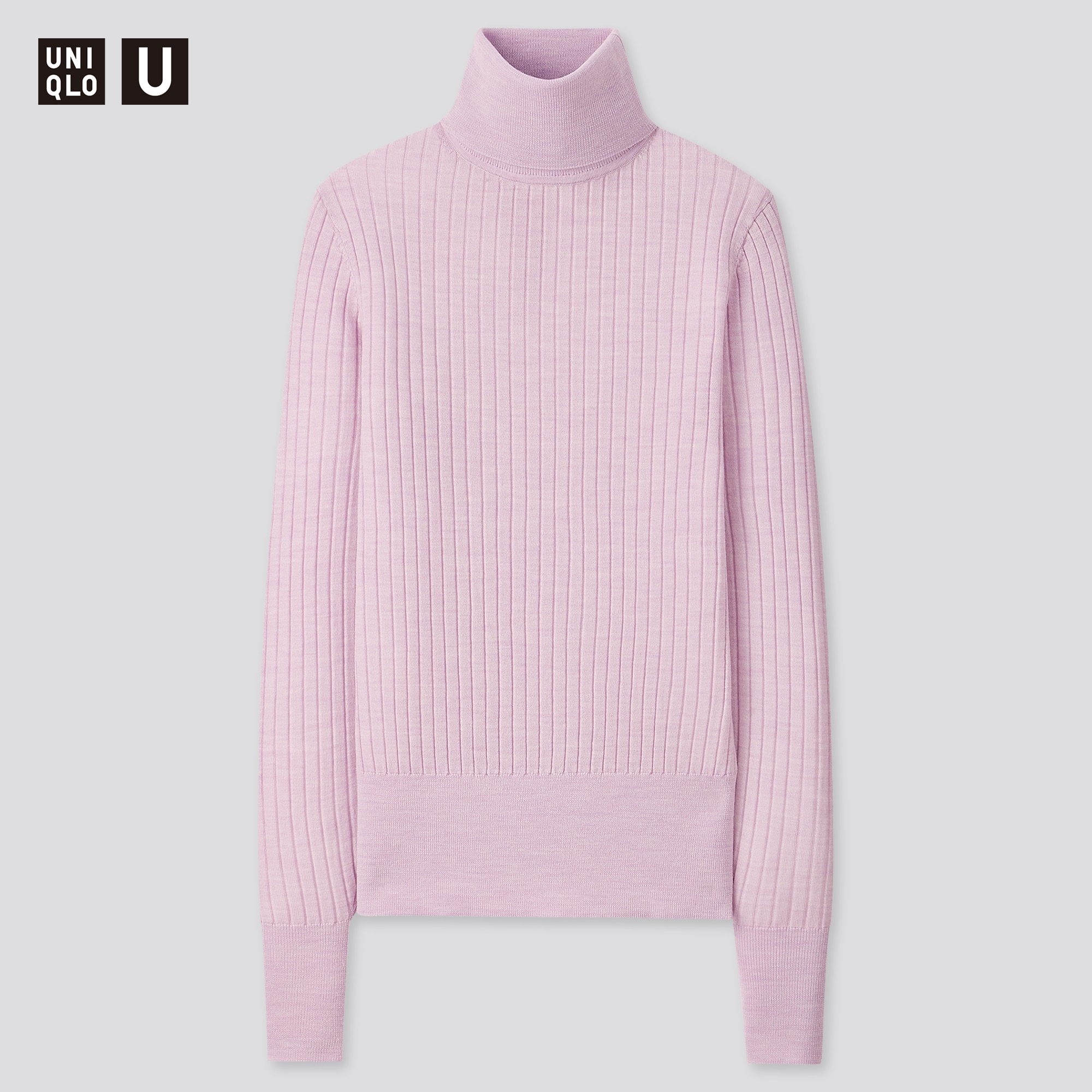 淡いピンクのリブタートルネックセーター