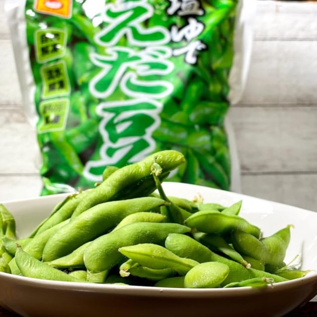 コストコの塩ゆでえだ豆をお皿に盛っている写真