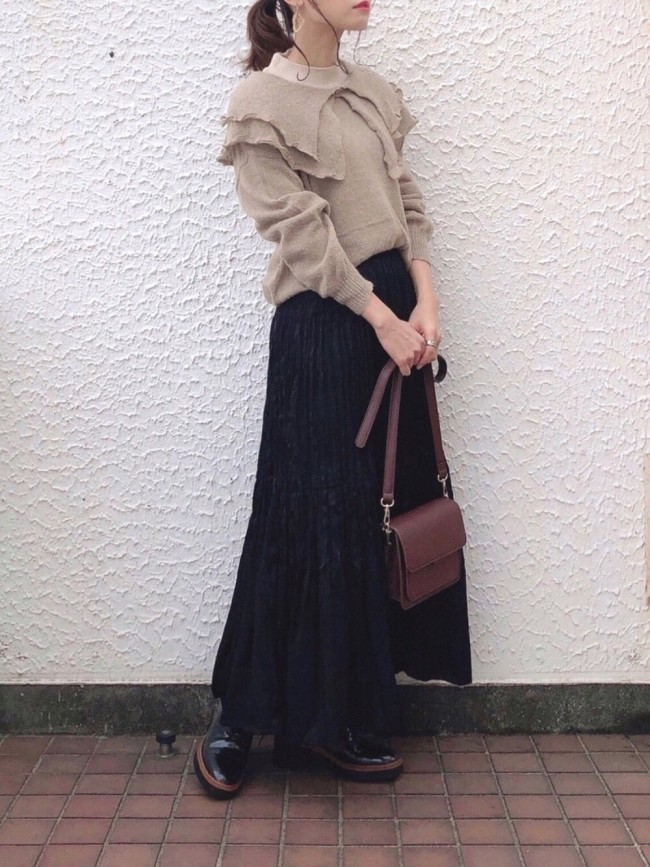 黒いロングスカートの女性
