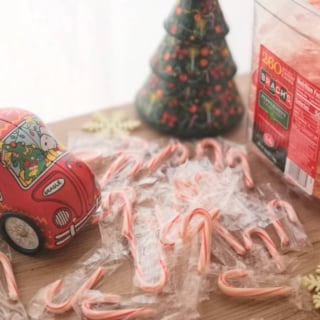 散らばったキャンディーとおもちゃの車とクリスマスツリー