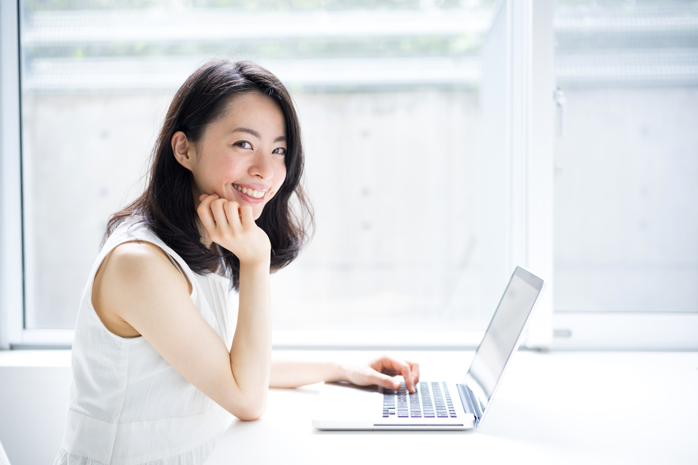 笑顔でこちらを見る女性