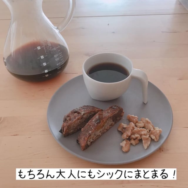 シックなおしゃれなナッツを載せたシックカラーのバンブー食器に