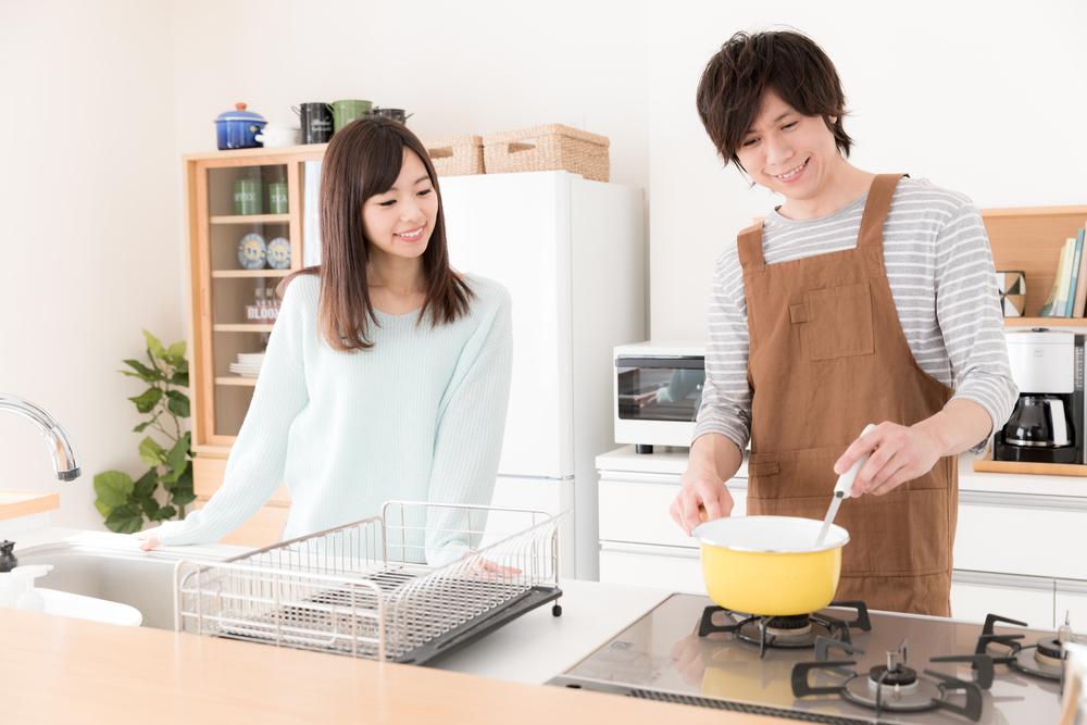 料理をする男性