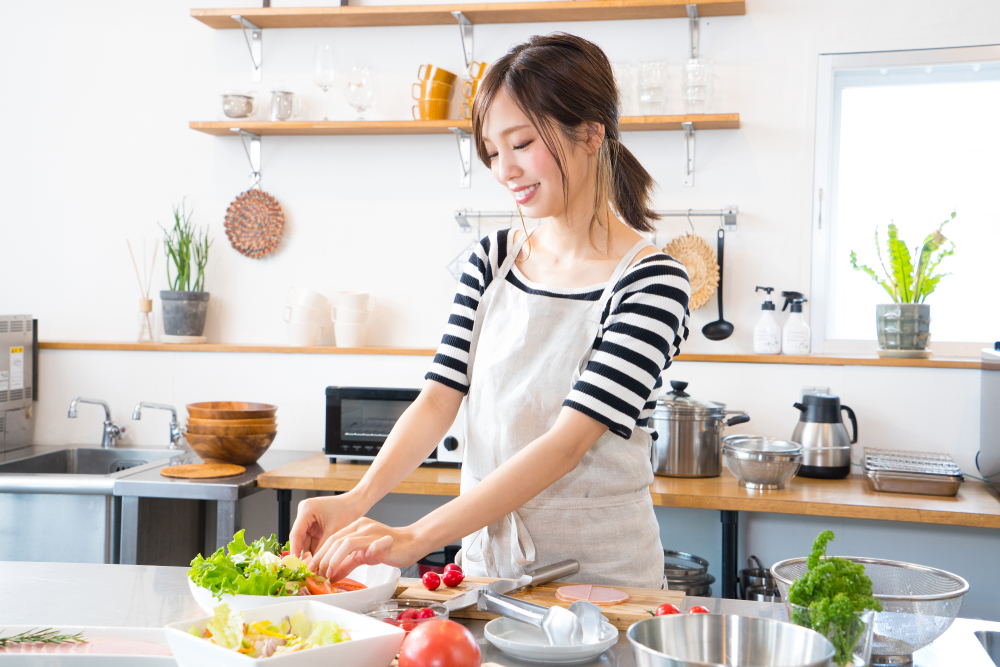 料理をする女性の姿