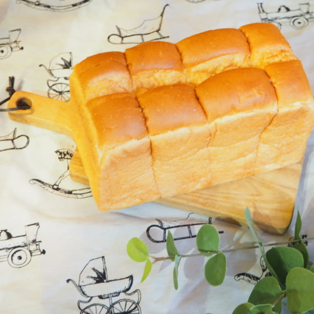 業務スーパーの天然酵母食パンを袋から出した写真